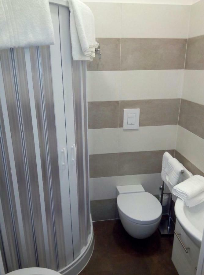 Gradoni Di Chiaia Twenty Three Bed & Breakfast Napoli Bagian luar foto