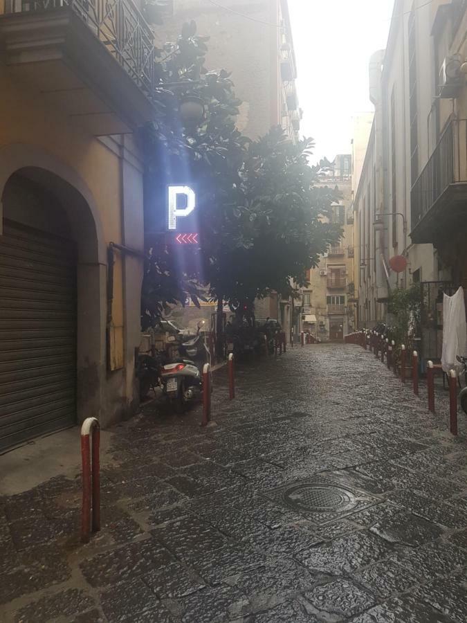 Gradoni Di Chiaia Twenty Three Bed & Breakfast Napoli Bagian luar foto